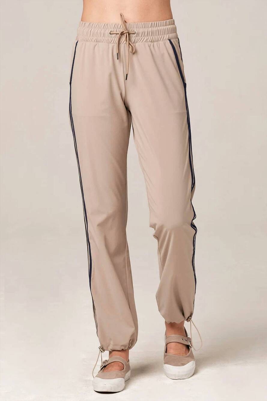 NEW 925 FIT vacation mode jogger in beige